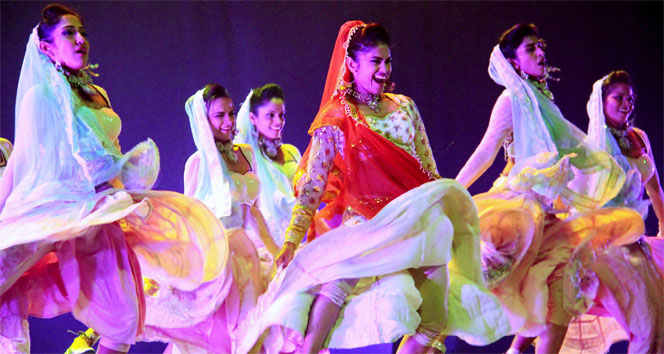 Antalya'da Taj Express Grubu, Bollywood Müzikali ile Tiyatro Festivali'ni Başlattı