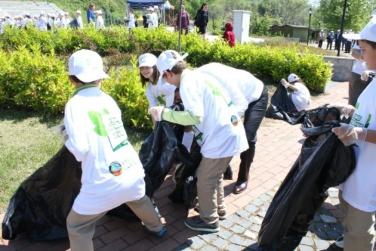 Serdivan'da Öğrenciler, Başkan Alemdar İle Gölpark'ta Temizlik Etkinliği Düzenledi