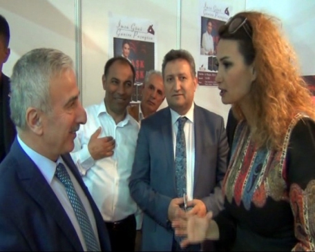 Ganire Paşayeva, Malatya'daki 4. Anadolu Kitap Fuarı'nda Kitaplarını İmzaladı