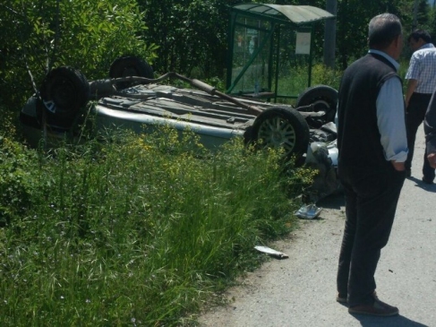 Sakarya Akyazı'da Ters Takla Atan Araçta Sürücü Yara Almadan Kurtuldu