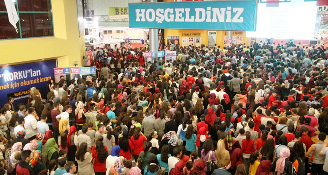 Kocaeli Büyükşehir Belediyesi'nin 7. Kitap Fuarı, Ziyaretçi Rekorları Kırıyor