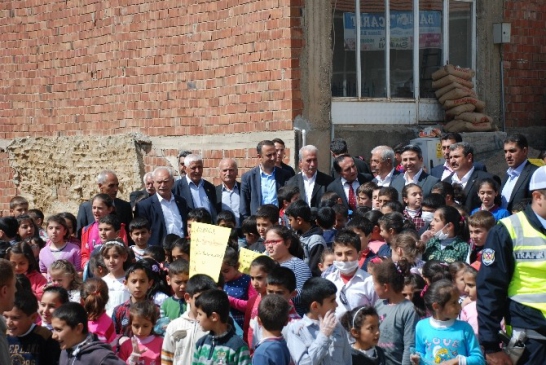 Çelikhan'da Öğrenciler, Çevre Temizliği İçin Kampanyaya Katıldı