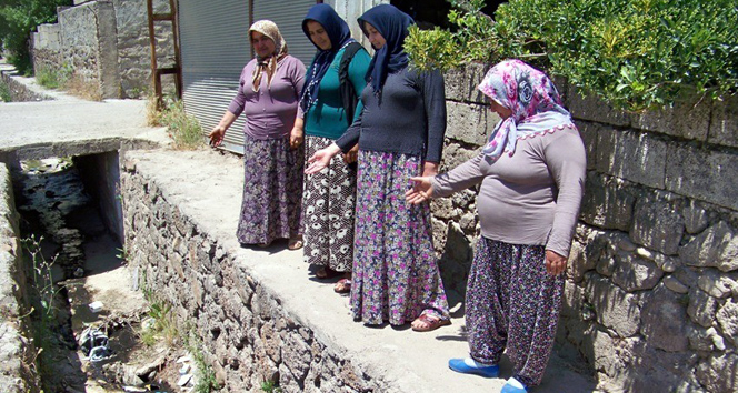 Hatay Hassa'da Bazı Kadınlar Açık Su Kanalının Kapatılmasını İstiyor
