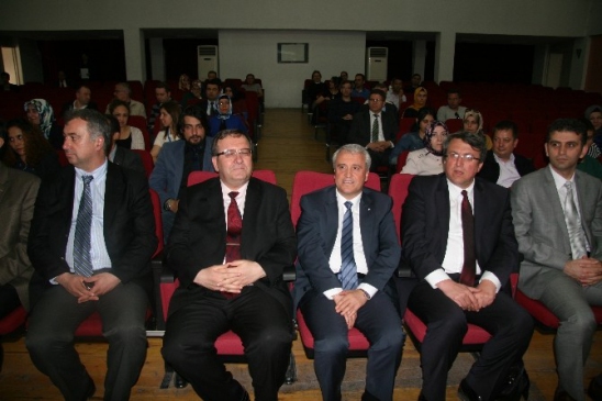 Eskişehir'de Açıköğretim Fakültesi tarafından gerçekleştirilen öğrenci buluşmasında, yüksek öğretim hizmetlerinin yaygınlaştırılması hedefi vurgulandı.