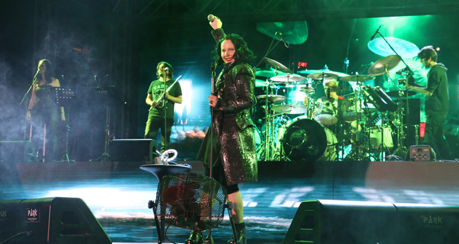 İstanbul Aydın Üniversitesi'nde Gerçekleşen Bahar Festivali'nde Şebnem Ferah Sahne Aldı