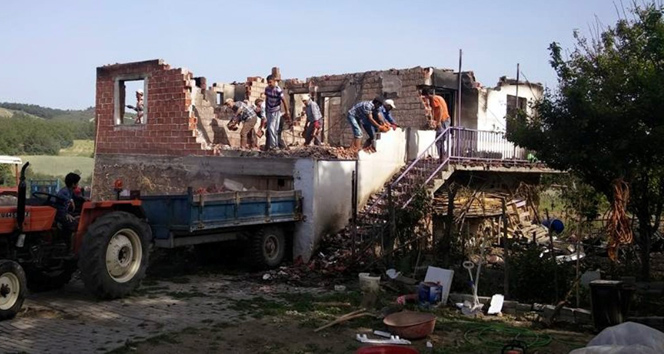 Manisa Köprübaşı'nda Yangında Evini Kaybeden Aileye Büyükşehir Desteği