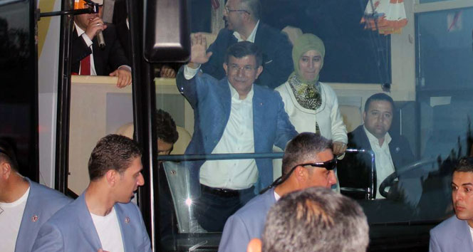 Kırşehir'de Başbakan Davutoğlu, Cacabey Camii'nde Namaz Kıldı ve Ahi Evran Külliyesi'nde Dua Etti