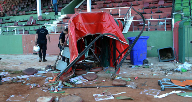 Diyarbakır Yenişehir'deki Play-off Maçında Taraftarlar Sahayı Bastı