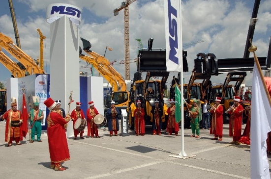 Gaziantep'te Sanko Makina, Türkiye'nin İlk Mini Ekskavatörünü Tanıttı