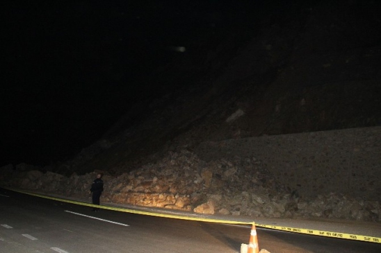 Bursa Orhaneli Yolunda Meydana Gelen Heyelanda Araç Geçişi Kapandı