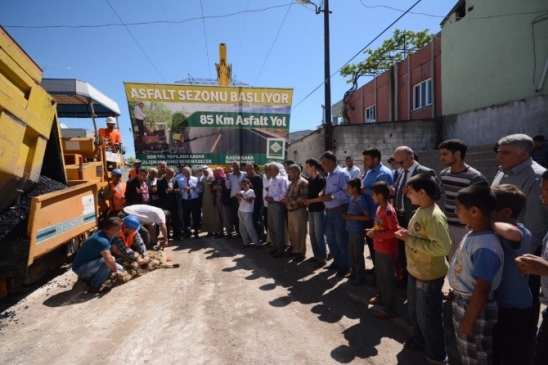 Osmaniye Merkez'de Asfalt Yol Yapım Sezonu Kurban Kesilerek Başladı