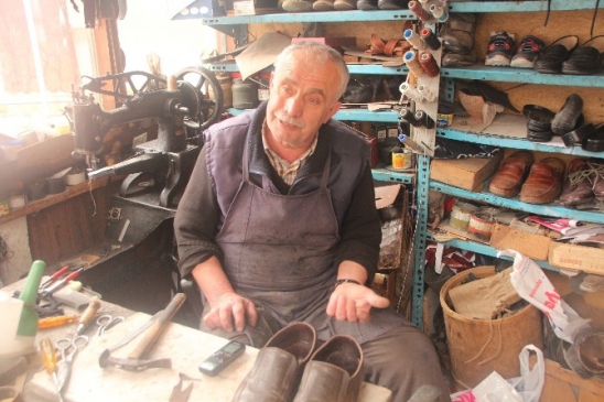 Bilecik'te Ayakkabı Tamircisi Ahmet Sert, Ucuz Ayakkabılara Yönelimi Eleştiriyor