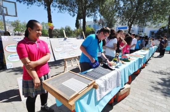 Muğla Bodrum'da Ortaokul Öğrencileri Bilim Fuarında Projelerini Sergiledi