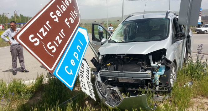 Sivas Gemerek'te Otomobil ile Kamyonetin Çarpışması Sonucu 7 Kişi Yaralandı