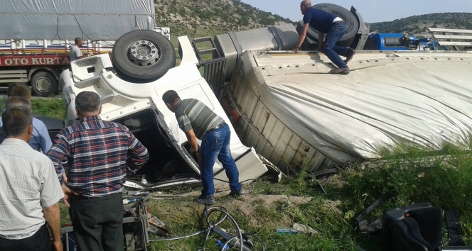 Eskişehir Beylikova'da TIR'ın Devrilmesi Sonucu 1 Kişi Hayatını Kaybetti