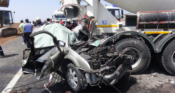 Aksaray'da Beton Mikserine Çarpan Otomobilde 3 Kişi Hayatını Kaybetti, 1 Kişi Ağır Yaralandı