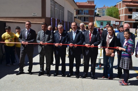 Kula'da 4 Eylül Ahmet Sabahat Özmen Ortaokulu'nda Bilim Fuarı Düzenlendi