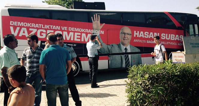 Antalya Konyaaltı'nda Seçim Otobüsüne Taş Atan 3 Genç Kaçtı