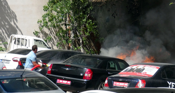 Uşak'ta MHP Mitingi Sırasında Park Halindeki Araç Yandı