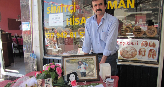 Kütahya Hisarcık'ta Esnaf, Trafik Kazasında Hayatını Kaybeden Öğrencinin Masasını Çiçeklerle Süsledi