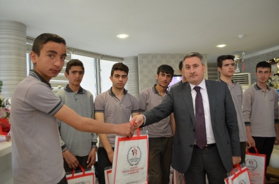 Erzurum Atatürk Anadolu Lisesi Bar Ekibi, Gençlik Hizmetleri ve Spor İl Müdürlüğü'nü Ziyaret Etti