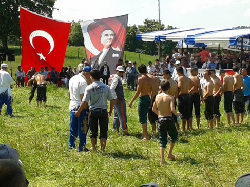 Çan Halilağa Köyü'nde Düzenlenen Yağlı Pehlivan Güreşlerinde Başpehlivan Hasan Zeybek Oldu