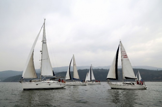 Bursa Bandırma'da Düzenlenen Güney Marmara Yelken Yarışında Eker Birinci Oldu