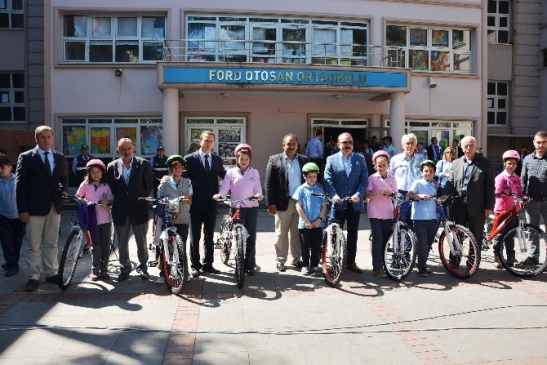 İzmit Belediyesi, Öğrencilere Bisiklet Dağıtımını Sürdürüyor