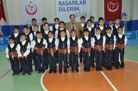 Palandöken Belediyesi Halk Oyunları Takımı Kars'ta Birinci Oldu