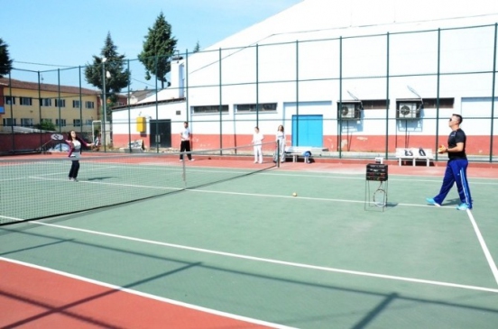 Düzce Merkez'de Her Yaştan Kişiye Yönelik Ücretsiz Tenis Kursları Sürüyor