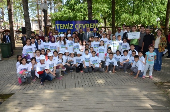 Düzce Belediyesi, Öğrencilerle Birlikte Çevre Temizliği Yaptı