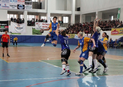 Yenimahalle Belediyesi Bayan Hentbol Takımı, Ardeşen GSK'yı 27-23 yenerek yarı final serisinde öne geçti.