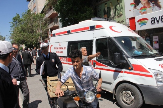 Iğdır Merkez'de Elektrikli Bisiklet ile Otomobil Çarpıştı, 1 Yaralı