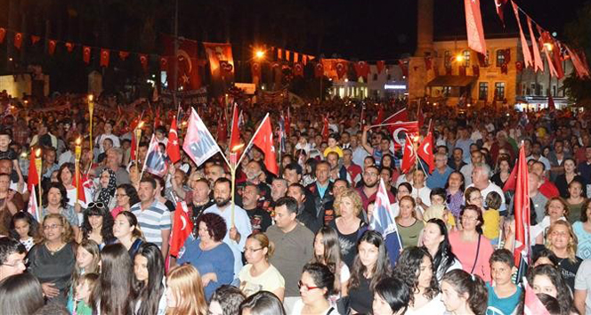 Bodrum'da Gençlik ve Spor Bayramı İçin Fener Alayı Düzenlendi