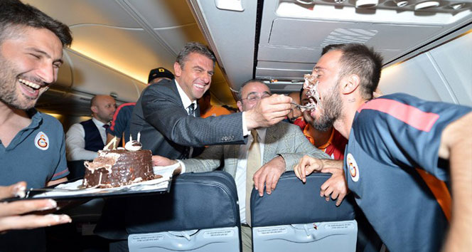 Galatasaraylı Emre Çolak, Takım Arkadaşlarıyla Uçakta Sürpriz Doğum Günü Kutladı