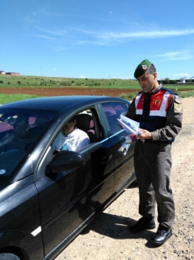 Mardin Midyat'ta Trafik Haftası Kapsamında İlçe Jandarma Ekipleri Sürücülere Hediyeler Verdi