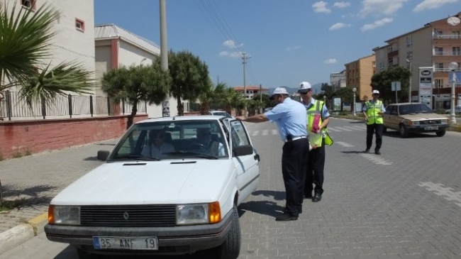 Burhaniye'de Trafik Haftası Kapsamında Sürücülere Çikolata Dağıtıldı