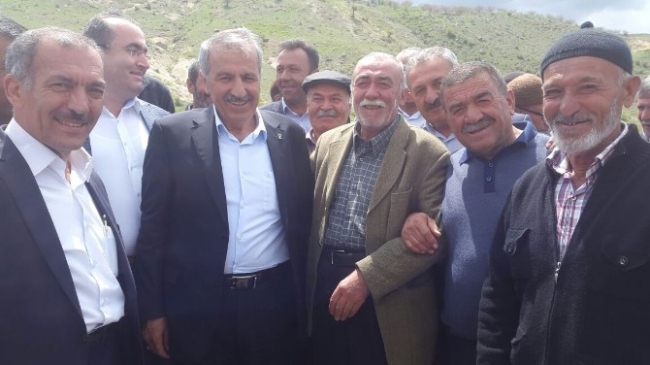 Malatya Darende'de AK Parti Milletvekili Adayı Mustafa Şahin, kırsal kalkınma projeleri hakkında vatandaşlarla bir araya geldi.
