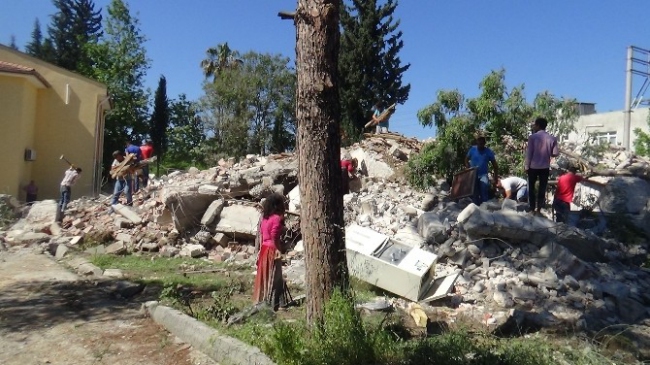 Osmaniye Kadirli'de Yıkılan Lojmanın Molozlarından Malzeme Toplayan Kalabalık