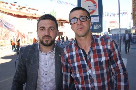 Bingöl'de Mitingde İşitme Engelli Yasin Atan, Başbakan'a Sevgisini İfade Etti