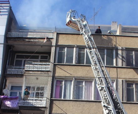 Kayseri Kocasinan'da Yangın Çıkan Binada Kadın Çamaşır Topladı