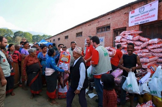İnegöl İHH Ekibi Nepal'de Depremden Sonra 7 Kişiyi Kurtardı