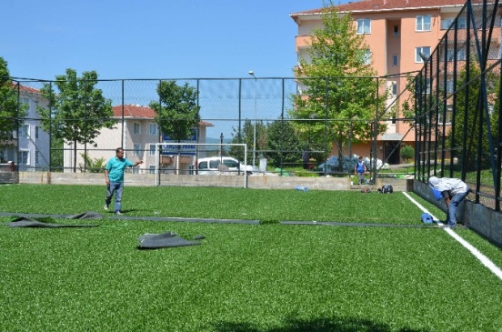 Kartepe Eşme ve Derbent'te Futbol Sahalarının Zeminleri Yenileniyor