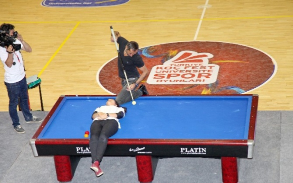 Gaziantep Üniversitesi'nde Koç Fest Etkinliklerinde Semih Saygıner Bilardo Gösterisi Düzenledi