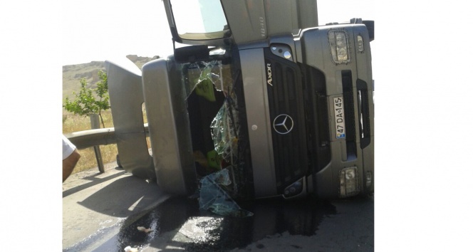 Mardin Artuklu'da Virajı Alamayan TIR Devrildi, Sürücü Yaralı