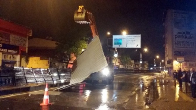 Sakarya Adapazarı'nda Şiddetli Rüzgar Sonucu Çatı Uçtu