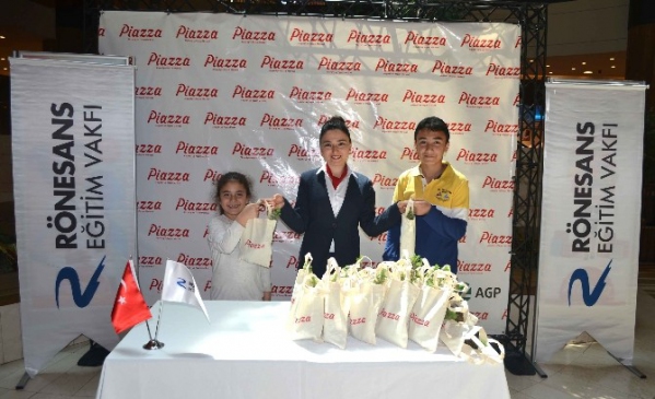 Kahramanmaraş Piazza'da "Çam Fıstığı" Fidanı Ziyaretçilere Ücretsiz Dağıtıldı