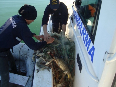 Bursa İznik Gölü'nde Kaçak Avcılar Üzerine Yapılan Operasyonda Çok Sayıda Malzeme Ele Geçirildi