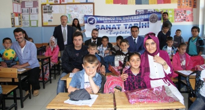 Van İpekyolu'nda Aylin Koç, 'Umutlu Yarınlar' Adlı Kampanya ile Öğrencilere Yardımda Bulundu