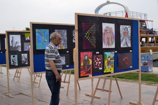 Ayvalık'ta Mehmet Akif Ersoy Ortaokulu Öğrencilerinin Resim Sergisi Büyük İlgi Gördü